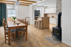 Společná jídelna s kuchyní a obývákem