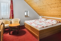 Pokoj s manželskou postelí s jedním výsuvným lůžkem